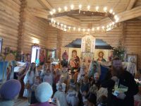 Дети Воскресной школы сделали всем прихожанам подарок-поставили сценку "Вифлеем"