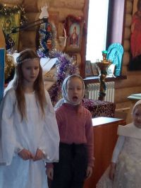 Дети Воскресной школы сделали всем прихожанам подарок-поставили сценку "Вифлеем"