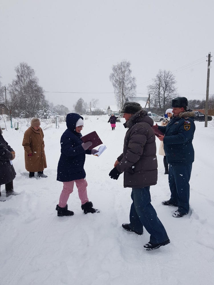25.12.2021г. состоялось вручение благодарностейжителям деревни Слободка, активно участвующим в тушении пожара.